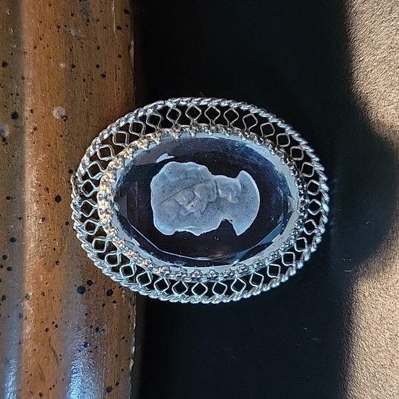 Vintage Cameo Etched Glass Pendant - Picture 3 of 9